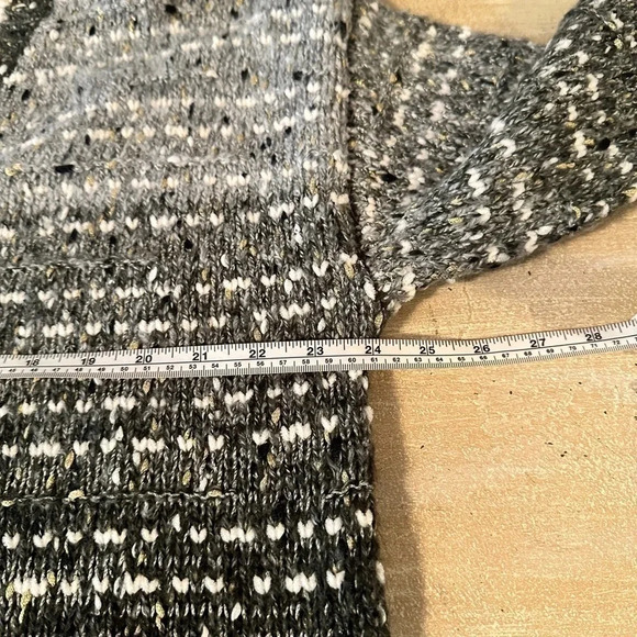 GEEGEE woman’s v-neck, knit sweater.
Size: Medium
back - Picture 7 of 8